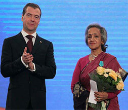 Dmitry- Medvedev-presenting-PushkinMedal